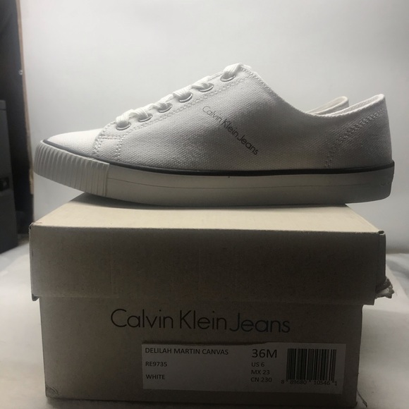 New Calvin Klein Delijah Canvas size 6 white shoes